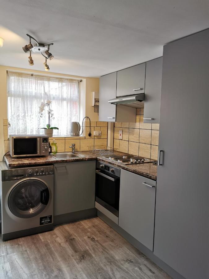 Palaz 1 - 2 Bedroom Garden Flat Edmonton Bagian luar foto