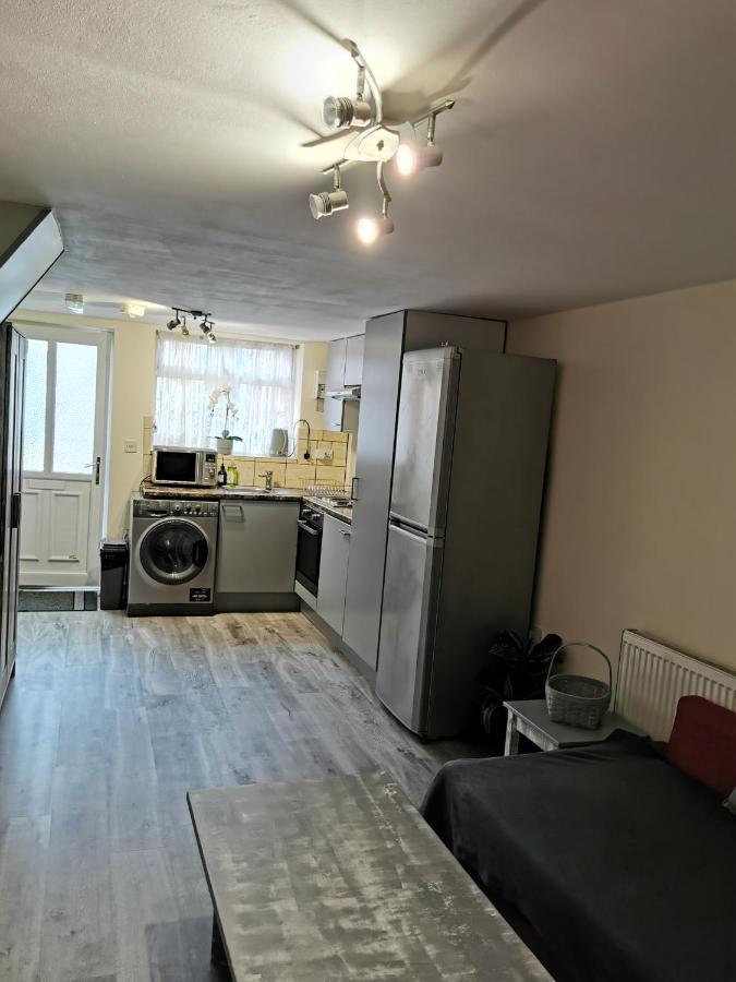 Palaz 1 - 2 Bedroom Garden Flat Edmonton Bagian luar foto