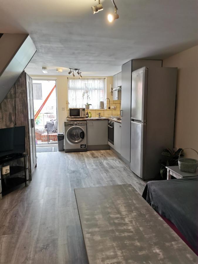 Palaz 1 - 2 Bedroom Garden Flat Edmonton Bagian luar foto