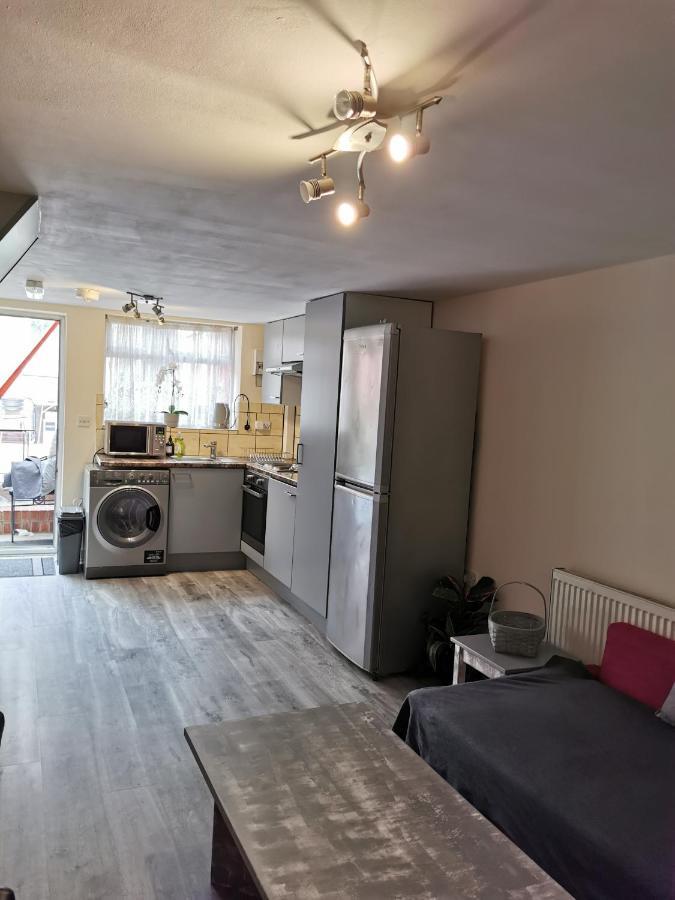 Palaz 1 - 2 Bedroom Garden Flat Edmonton Bagian luar foto